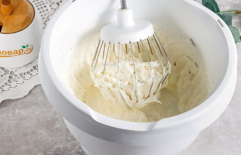 1. Этап. Взбитый ганаш на белом шоколаде: Затем взбейте массу в чаше кухонного комбайна или миксера примерно 3-4 минуты. Она легко взбивается и сразу превращается в пышный крем. Имейте в виду, что работать с ганашом нужно сразу же после взбивания, иначе за 5-7 минут он опять начинает твердеть.