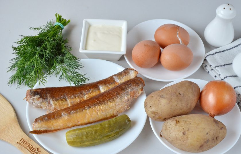 1. Этап. Салат с копченой рыбой: Отварите картофель в кожуре до мягкости 30-35 минут. Отварите яйца в течение 10 минут, если крупные, 9 минут если средние или мелкие. Остудите. Очистите лук, яйца, картофель. Приступим!