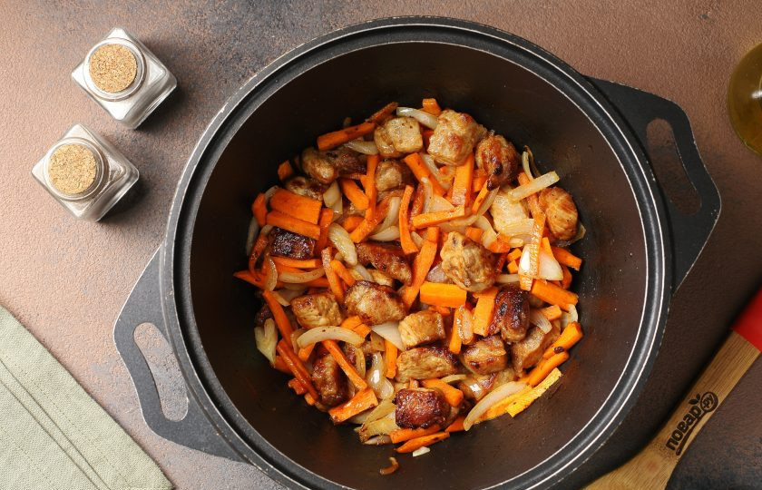 1. Этап. Плов из круглозёрного риса со свиной грудинкой и овощами: Обжарьте в течение 5-7 минут.