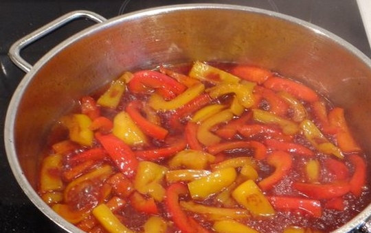 1. Этап. Паста Пенне ригате: В сковороду добавьте красное вино, перемешайте и готовьте на сильном огне, пока большая часть жидкости не испарится.