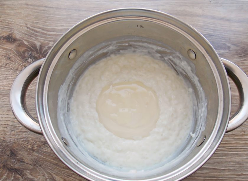 1. Этап. Рисовая каша на сгущенном молоке: Влейте сгущенное молоко, перемешайте и снимите с огня.