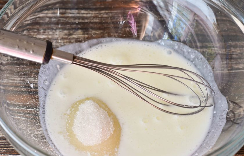 1. Этап. Печенье на кефире с корицей: В миску влейте теплый кефир, добавьте соль и сахар. Хорошо перемешайте.