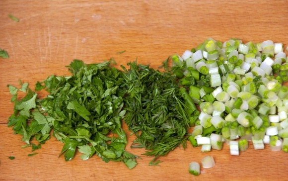 1. Этап. Постный суп из брокколи: Зелень моем и мелко нарезаем. Можно добавить в кастрюлю в конце варки, а можно в каждую тарелку перед подачей на стол.