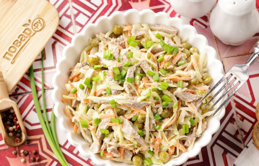 1. Этап. Салат с языком и капустой: Салат посолите, поперчите и заправьте майонезом. Тщательно перемешайте. Салат с языком и капустой готов. Приятного аппетита!