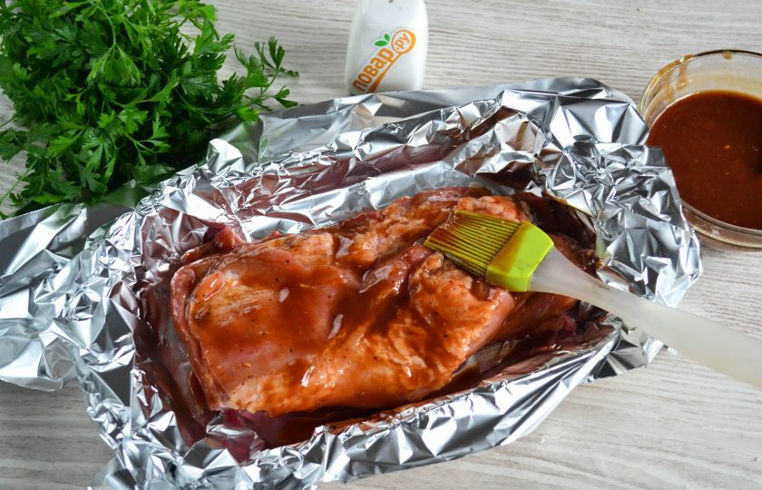 1. Этап. Маринад для ребрышек в духовке: Теперь смажьте кусок мяса подготовленным соусом.