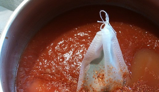 1. Этап. Кетчуп А-ля Хайнц: Далее добавляем в массу красный молотый перец (если не перемалывали жгучий), соль и сахар. Туда же отправляем наш мешочек со специями и варим еще час, помешивая до растворения сахара и соли. За 10 мин до конца добавить уксус и растворённый в небольшом количестве воды и крахмал. Варим помешивая до консистенции погуще. Картофельный крахмал загущает лучше, если кукурузный, то нужно 3 столовых ложки.