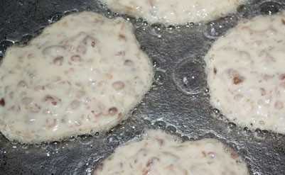 1. Этап. Гречневые оладьи: 6. Выпекаем оладьи на сковороде. Подавать можно с йогуртом, сметаной, фруктами или вареньем.