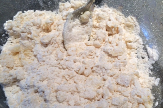 1. Этап. Песочное печенье с кокосом, карамелью и шоколадом: 5. Перемешайте все составляющие, чтобы получилась крошка.