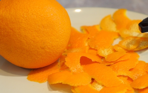 1. Этап. Cоус для утиной грудки апельсиновый: 1. Вымойте апельсины, обсушите немного. С одного апельсина можно снять цедру и добавить в сотейник. Выжмите сок. Также для пикантности можно использовать в рецепт приготовления соуса для утиной грудки апельсиновый сок лайма или лимона.