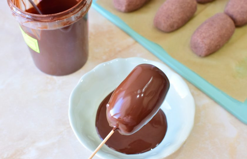 1. Этап. Пирожное Картошка в шоколадной глазури: Подмерзшие пирожные полейте шоколадом.