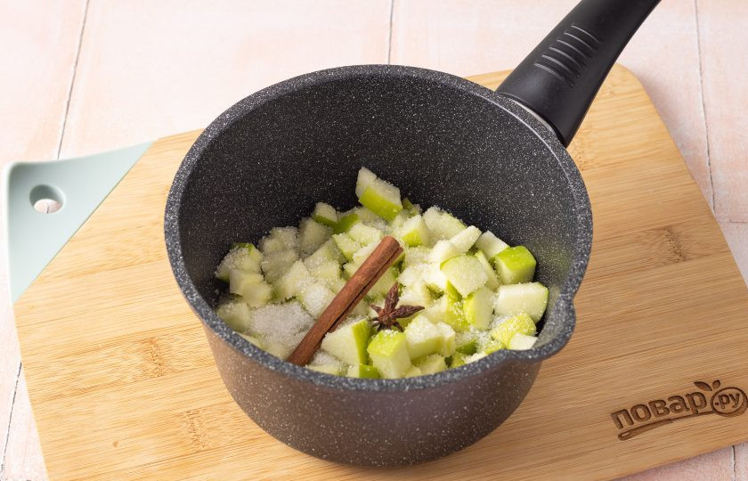 1. Этап. Варенье из сельдерея: Выложите в сотейник. Слои просыпьте половиной сахара. Добавьте палочку корицы и бадьян. Поставьте на средний огонь.