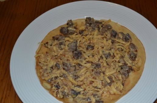 1. Этап. Блинный торт с грибами: Формируем торт. На дно плоской посуды кладем блинчик. На нем равномерно распределяем начинку. И так слой за слоем. Сверху кладем последний блин без начинки.