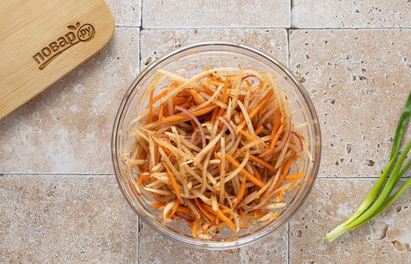 1. Этап. Салат из дайкона по-корейски: Влейте в миску заправку и кунжутное масло. Все перемешайте, уберите в холодильник на пару часов.