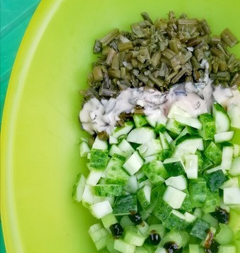 1. Этап. Летний салат с ревенем Мой: Шинкуем ревень и огурцы, папоротник по длине нарезать примерно в размер кубика огурца, заправляем соусами.