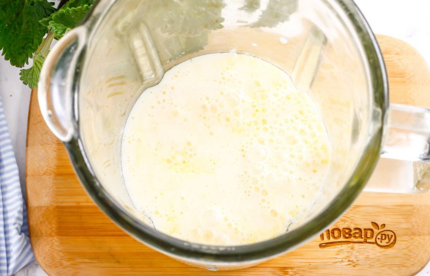 1. Этап. Молочный коктейль с соком: Влейте в блендер охлажденное молоко любой жирности. Такой напиток не заменяйте кефиром, йогуртом или ряженкой, так как они моментально расслоятся при перемешивании с соком.