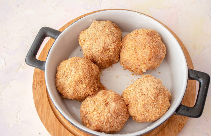 1. Этап. Мясные колобки с хрустящей корочкой и цветной капустой: Заготовки переложите в смазанную маслом форму для выпечки. Отправьте в заранее разогретую духовку до 180 градусов на 30-40 минут.