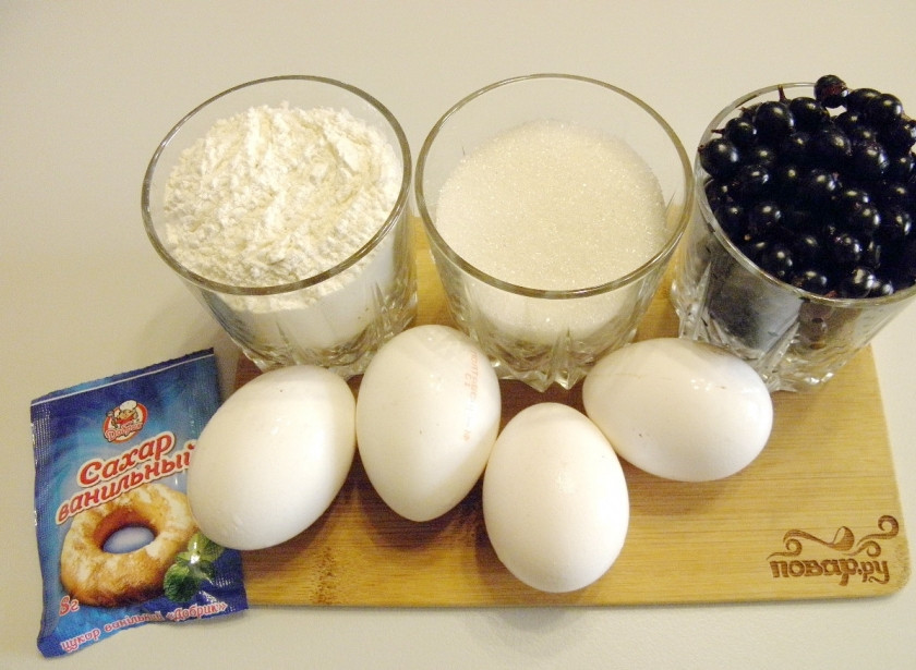 1. Этап. Шарлотка с ягодами: Подготовьте продукты, всех сыпучих ингредиентов понадобится по стакану объемом 200 граммов. Смородину вымойте, оборвите у неё хвостики.