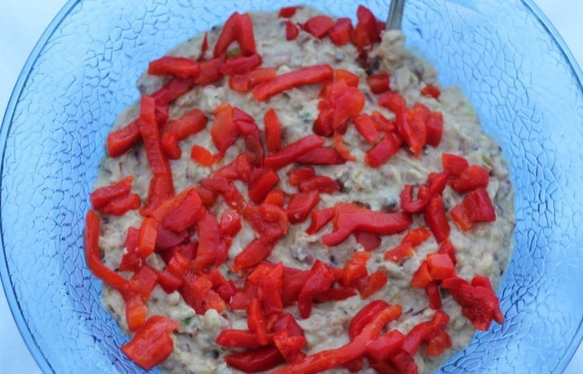 1. Этап. Дип из фасоли: Добавьте в массу оставшуюся фасоль и нарезанный мелко болгарский перец.