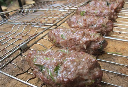 1. Этап. Люля из баранины на мангале: Выкладываем решетку на мангал над разогретыми углями и жарим люля до полной готовности.