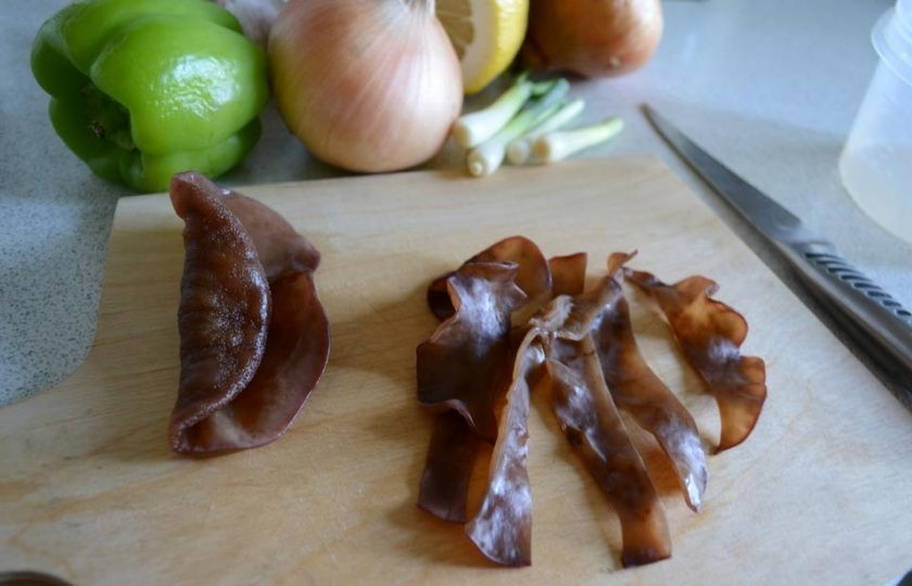 1. Этап. Грибы муэр: Нарежьте широкой соломкой.