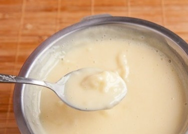 1. Этап. Заварной крем со сметаной: Перекладываем получившуюся массу в миску и ставим на водяную баню. Варим, помешивая, до загустения. Затем остудим массу до комнатной температуры.