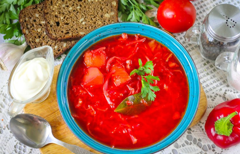 1. Этап. Борщ с болгарским перцем: Слегка остудите и разлейте борщ в тарелки, подавая со сметаной и несладкой выпечкой. Приятного аппетита!