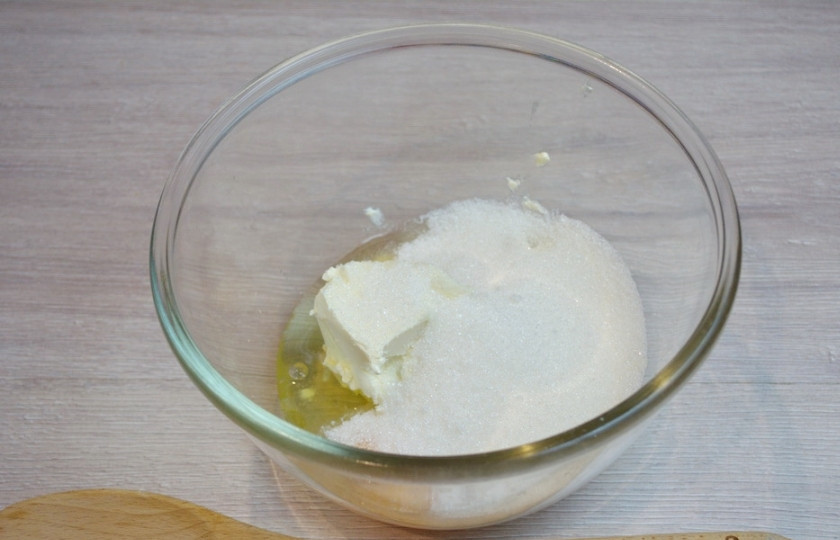 1. Этап. Бисквит с вишней: Добавляем стакан сахара, взбиваем массу до однородности.