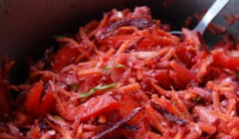 1. Этап. Салат Дракон: Добавляем уксус, сахар и соль. Перемешиваем и даем настояться несколько часов. Салат можно приправить специями, я выбрала кориандр.