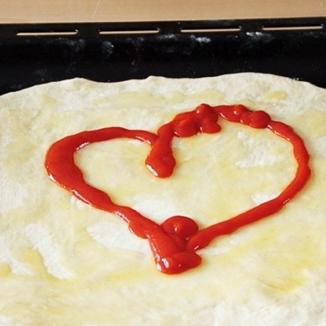 1. Этап. Пицца с тунцом: Затем смажьте тесто томатной пастой или кетчупом. Если у вас есть сушеные или свежие травы, добавьте их в томатную пасту.