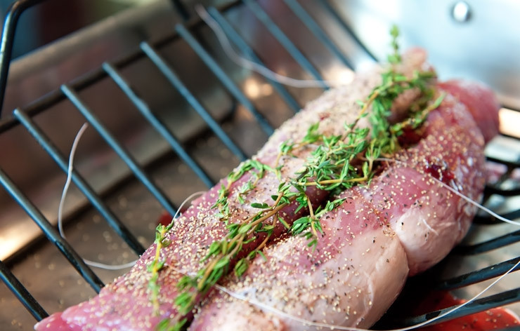 1. Этап. Свинина в вишневом соусе: Заложить в разрез часть вишен и уложить веточки тимьяна. Мясо стянуть ниткой.