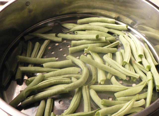 1. Этап. Тушеные грибы с овощами: 2. Перед отправкой стручковой фасоли на сковороду, пропариваем ее. На этот процесс уходит около 20 минут.