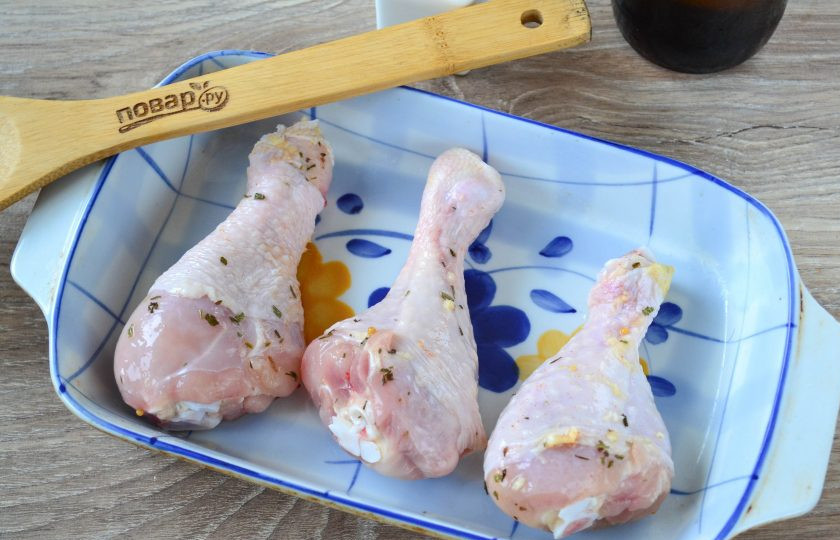 1. Этап. Маринад для курицы из пива: Маринованные голени переложите в форму для запекания, смазанную растительным маслом. Запекайте в духовке до готовности (примерно 30 минут при температуре 180 градусов).