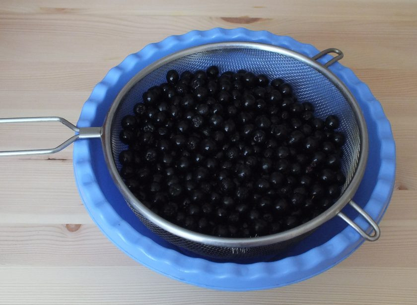 1. Этап. Джем из черной рябины: После слейте воду.