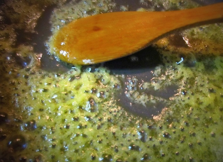 1. Этап. Куриная грудка на электрогриле: Разогреваем электрический гриль, обжариваем грудку в течение 3-4 минут. Больше держать мясо не нужно, так как оно может получиться слишком засушенным. Пока готовится грудка, начинаем колдовать над соусом. На сковороде растапливаем сливочное масло.