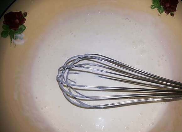 1. Этап. Торт Наполеон старый: Затем к яйцу добавьте сметану, воду и водку. Тщательно взбейте массу.