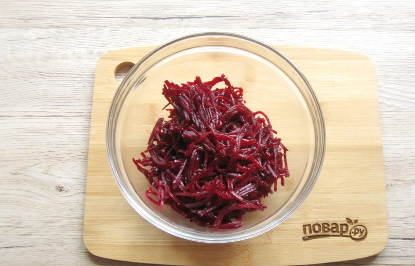 1. Этап. Салат из свеклы с яблоком и орехами: Натрите свеклу на любой тёрке. У меня тёрка для корейской моркови. Переложите в салатник.