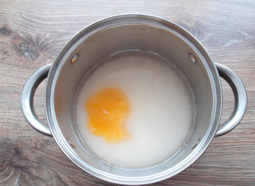 1. Этап. Кюнефе: Для начала сварите сироп. В кастрюлю всыпьте сахар, добавьте мед, влейте воду и лимонный сок.