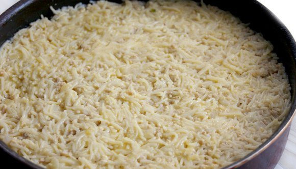 1. Этап. Запеканка из вермишели с фаршем: 4. Когда первый секрет раскрыт, поделюсь советом, как сделать запеканку из вермишели с фаршем неповторимо вкусной. Смешайте яйцо с молоком, можно заменить молоко бульоном; если понадобится - досолите. Затем отправьте все в будущую запеканку и хорошенько перемешайте. Смажьте маслом форму, а затем утрамбуйте туда вермишель с мясом.