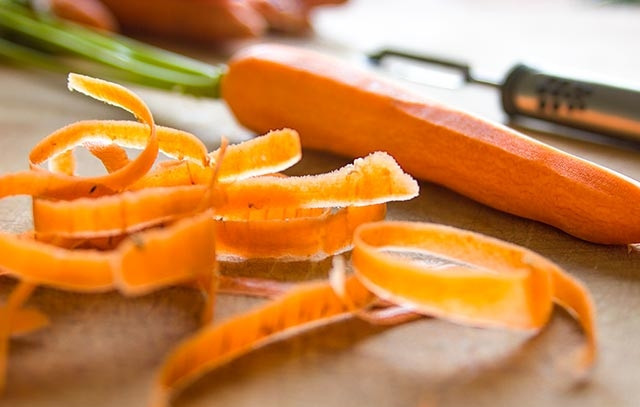 1. Этап. Суп-пюре в блендере: Почистите морковку, порежьте на кольца, не слишком мелкие, среднего размера кусочки. Лук порежьте кубиками.