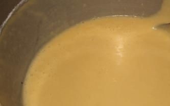 1. Этап. Вафельная трубочка с халвой: Высыпьте в получившуюся смесь муку и все хорошенько перемешайте. Тесто должно получиться по консистенции, как сметана.