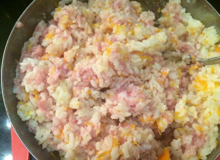 1. Этап. Голубцы из индейки: Фарш индейки добавляем в нашу рисово-овощную массу. Равномерно перемешиваем.