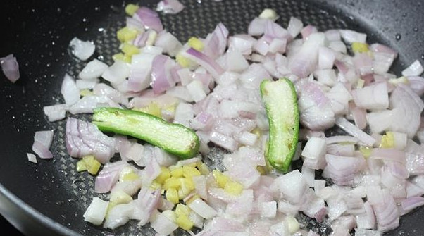 1. Этап. Курица по-китайски с лимоном: 4. Через минутку добавьте чили и нарезанный лук. Жарьте 2-3 минуты, помешивая.