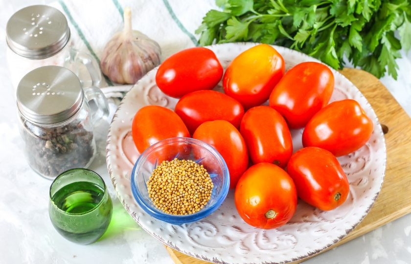 1. Этап. Помидоры с семенами горчицы на зиму: Подготовьте указанные продукты. Расчет ингредиентов указан на две банки объемом 0,5 литра.
