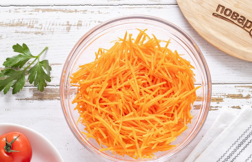 1. Этап. Помидоры фаршированные морковью: Морковь очистите и натрите на терке для моркови по-корейски.