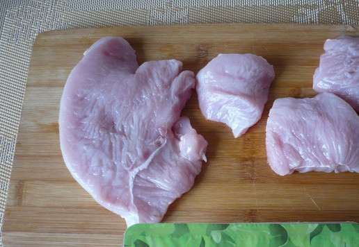 1. Этап. Отбивные из стейка индейки в кляре: Стейк грудки индейки помыть, обсушить, разрезать на 2-3 части.