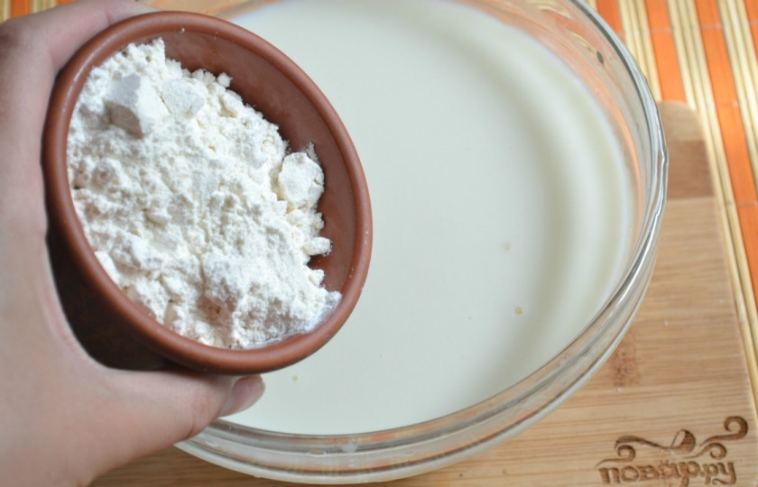 1. Этап. Блины на молоке тонкие: Маленькими порциями всыпайте муку, одновременно взбивайте венчиком, чтобы не было комочков. Добавьте оставшееся молоко и перемешайте.