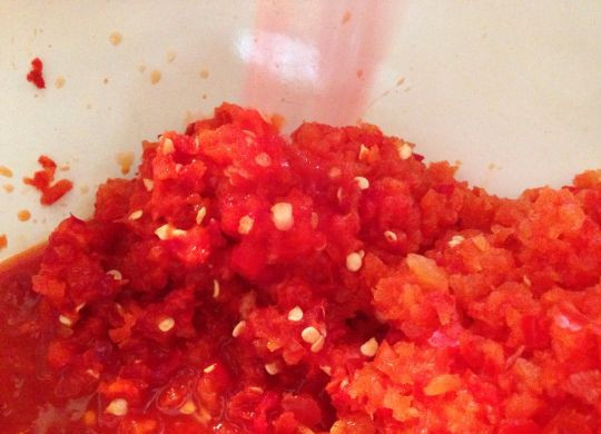 1. Этап. Аджика сырая на зиму: Далее мы пропускаем сладкий и горький перец через мясорубку (со средней насадкой), чеснок чистим и также перекручиваем.