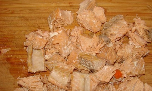 1. Этап. Уха со сливками: 10. И нарежьте кусочками поменьше.