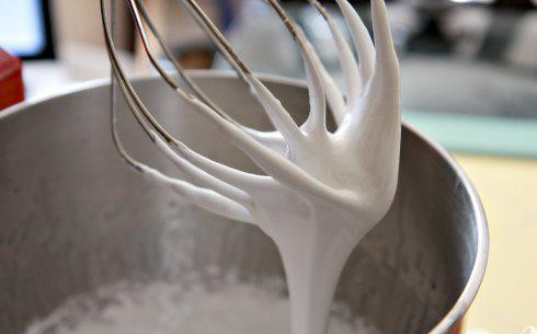 1. Этап. Пирог с шоколадной начинкой и зефирным наполнением: 6. Взбить желатиновую смесь электрическим миксером на средней скорости, затем осторожно влить в горячий сироп и перемешать. Увеличить скорость до высокой и продолжать взбивать, пока смесь не увеличится в объеме в 3 раза и не загустеет, около 5 минут. Добавить ванилин и взбить.