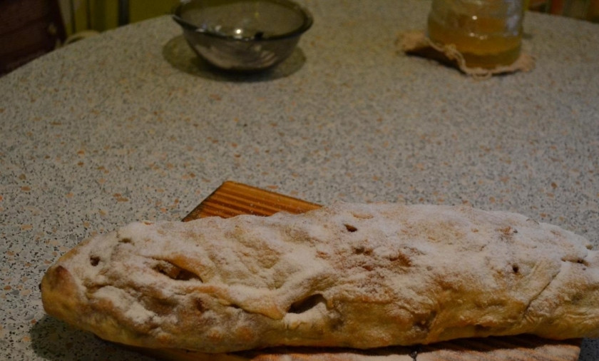 1. Этап. Яблочный штрудель из бездрожжевого теста: 11. Отправляю выпечку в разогретый до 220 градусов духовой шкаф на 45 минут, после чего достаю его и, пока еще горячий, посыпаю сахарной пудрой.